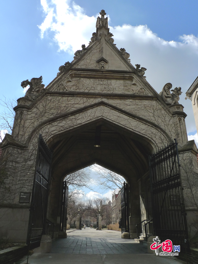 The main gate to the University of Chicago, a private research university in Illinois, US. It has a reputation of devotion to academic scholarship and intellectualism and is affiliated with scores of Rhodes Scholars and 85 Nobel Prize laureates. [Photo by Xu Lin / China.org.cn]