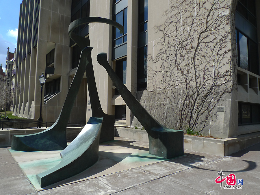 A sculpture stands on the campus of the University of Chicago, a private research university in Illinois, US. It has a reputation of devotion to academic scholarship and intellectualism and is affiliated with scores of Rhodes Scholars and 85 Nobel Prize laureates. [Photo by Xu Lin / China.org.cn]