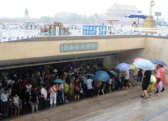 A heavy rainstorm hit Beijing and neighboring Hebei Province on Friday morning. [Chinanews.com] 