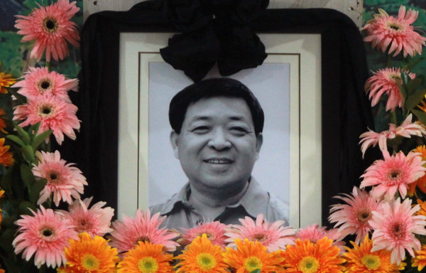 A photo is used as a memorial to the victim He Wei, who was killed by two dogs while visiting a villa at the New North Zone of Southwest China's Chongqing municipality, August 2, 2011. [Photo/CFP]
