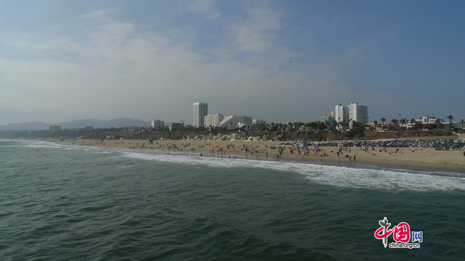 A view of Santa Monica beach. Santa Monica is an upscale beachfront city in western Los Angeles County, California, US. Because of its agreeable climate, Santa Monica is a famed resort town. It is a good choice for those who would like to enjoy the sunshine or spend a leisurely and comfortable afternoon. [Photo by Xu Lin / China.org.cn]