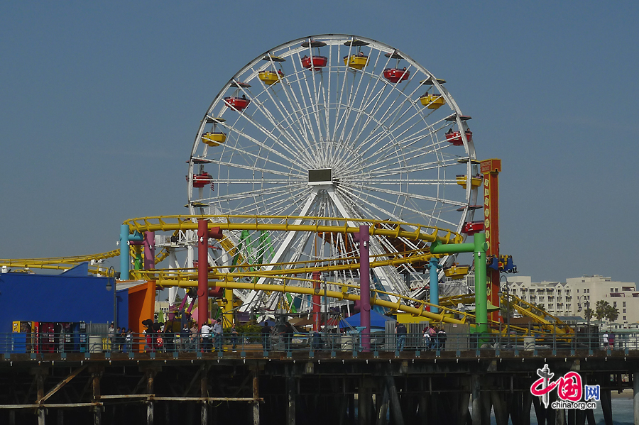 A view of the amusement park on the Santa Monica pier. Santa Monica is an upscale beachfront city in western Los Angeles County, California, US. Because of its agreeable climate, Santa Monica is a famed resort town. It is a good choice for those who would like to enjoy the sunshine or spend a leisurely and comfortable afternoon. [Photo by Xu Lin / China.org.cn]