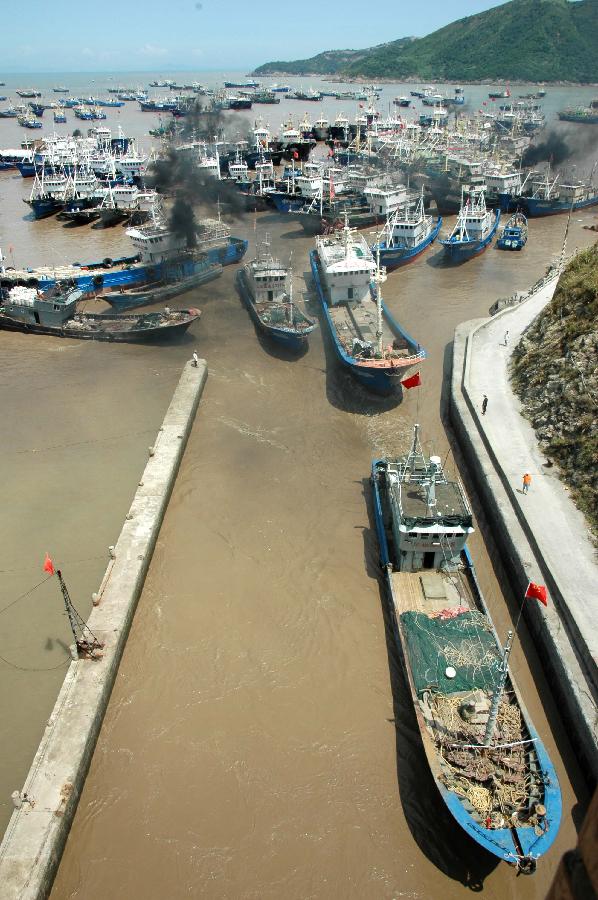 Fishing boats sail to the harbor to shelter from Typhoon Muifa in Taizhou, east China&apos;s Zhejiang Province, Aug. 4, 2011. Typhoon Muifa will very likely make landfall in the eastern part of the province Saturday night and cause significant damage. Warnings have also been issued to fishing boats in the area. [Xinhua] 