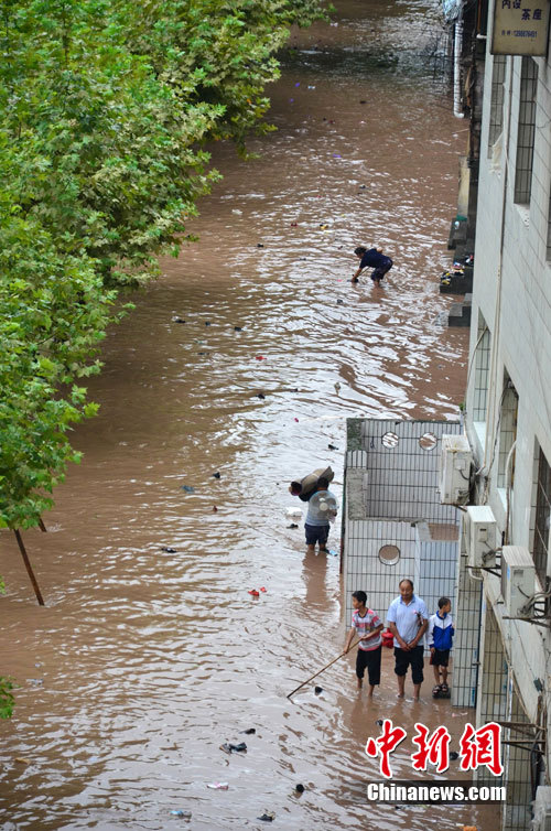 Photo taken on Aug. 4, 2011 shows the city drowned in the flood triggered by heavy rainfall in Dazhou of southwest China&apos;s SichuanProvince. Surging water from a swollen river has flooded streets of the city nestled in a mountain valley, prompting the evacuation of thousands of residents in low-lying areas, local authorities said Friday.