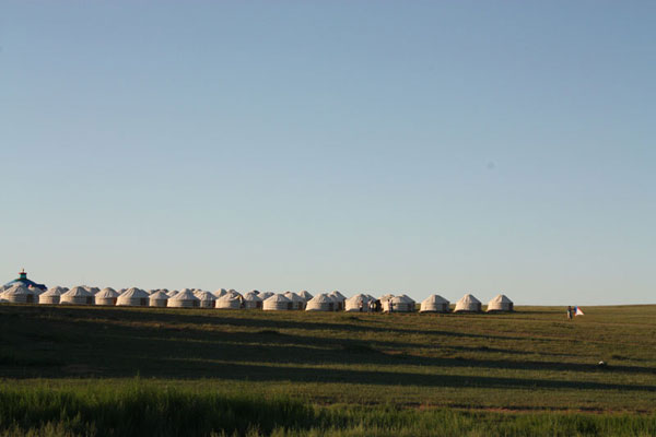 A cluster of Mongolian yurts standing upon the Ulanqab Prairie. [Photo:CRIENGLISH.com]