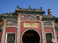 Constructed in the year of 1488 during the Ming Dynasty (1368-1644), the A-Ma Temple is the oldest temple in Macao to commemorate Mazu, the sacred sea goddess who blesses the fishermen and seafarers of the city.The temple was built by the cliffs. With winding paths around and up the hill, it offers silence and spectacular views.[Photo by Zhang Yang]