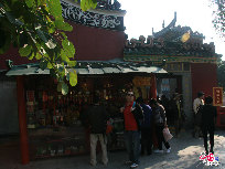 Constructed in the year of 1488 during the Ming Dynasty (1368-1644), the A-Ma Temple is the oldest temple in Macao to commemorate Mazu, the sacred sea goddess who blesses the fishermen and seafarers of the city.The temple was built by the cliffs. With winding paths around and up the hill, it offers silence and spectacular views.[Photo by Zhang Yang]