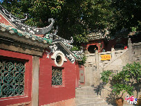 Constructed in the year of 1488 during the Ming Dynasty (1368-1644), the A-Ma Temple is the oldest temple in Macao to commemorate Mazu, the sacred sea goddess who blesses the fishermen and seafarers of the city.The temple was built by the cliffs. With winding paths around and up the hill, it offers silence and spectacular views.[Photo by Zhang Yang]