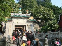 Constructed in the year of 1488 during the Ming Dynasty (1368-1644), the A-Ma Temple is the oldest temple in Macao to commemorate Mazu, the sacred sea goddess who blesses the fishermen and seafarers of the city.The temple was built by the cliffs. With winding paths around and up the hill, it offers silence and spectacular views.[Photo by Zhang Yang]