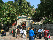 Constructed in the year of 1488 during the Ming Dynasty (1368-1644), the A-Ma Temple is the oldest temple in Macao to commemorate Mazu, the sacred sea goddess who blesses the fishermen and seafarers of the city.The temple was built by the cliffs. With winding paths around and up the hill, it offers silence and spectacular views.[Photo by Zhang Yang]