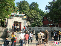 Constructed in the year of 1488 during the Ming Dynasty (1368-1644), the A-Ma Temple is the oldest temple in Macao to commemorate Mazu, the sacred sea goddess who blesses the fishermen and seafarers of the city.The temple was built by the cliffs. With winding paths around and up the hill, it offers silence and spectacular views.[Photo by Zhang Yang]