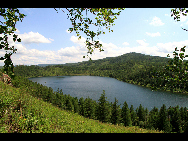 Aer Mountain is known all over the world with its 48-mouthed mineral spring group. The name means 'hot magic spring.' It not only enjoys great fame among the 500 geothermic mineral spring groups already developed in China, but it is also famous in the world. [北岳雄风/bbs.fengniao]