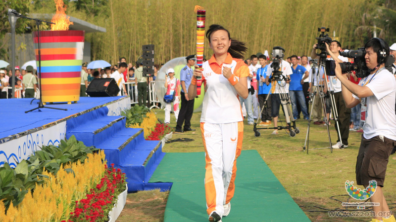 Sun Ying, the No.1 torchbearer, starts running for the torch relay of the 26th Summer Universiade,Shenzhen, China, August 7,2011. 
