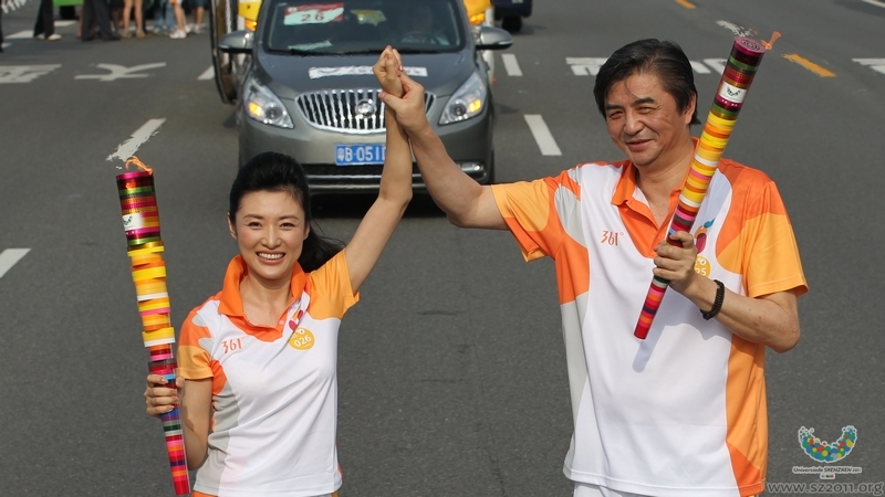 The famous CCTV hostee Zhou Tao with the volleyball coach Wang Jiawei. 