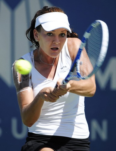 Radwanska beats Zvonareva to win Carlsbad title