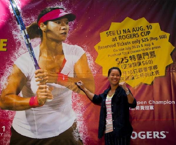China's Li Na poses as she goes to the Pacific Mall to interact with fans in Toronto, Canada, Aug. 6, 2011. No. 6 seeded player Li Na will compete in the 2nd round of the 2011 Rogers Cup.