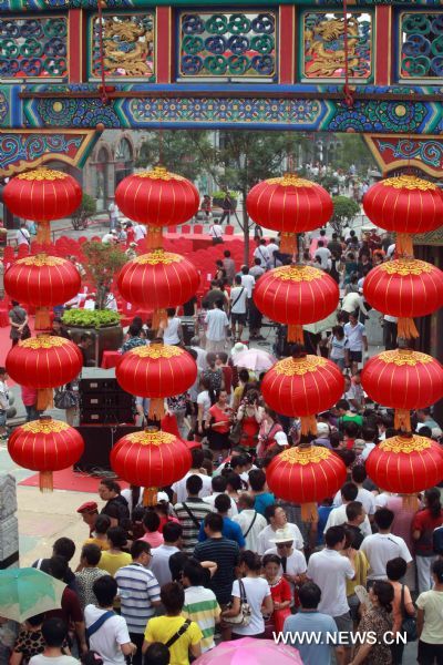 Tourists participate in the Second Qianmen Historic and Cultural Festival on Qianmen Street in Beijing, capital of China, Aug. 7, 2011. The 10-day festival kicked off here on Sunday. (Xinhua/Chen Xiaogen) (zl) 