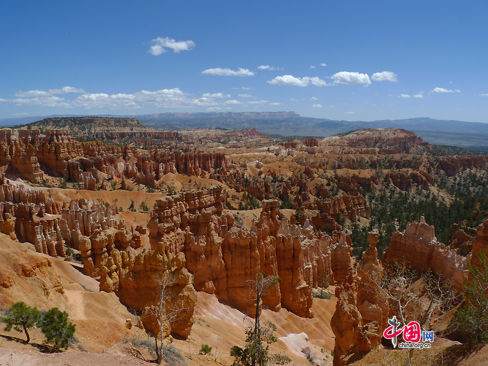 Located in southwestern Utah in the US, Bryce Canyon National Park is not a canyon but a giant natural amphitheater created by erosion along the eastern side of the Paunsaugunt Plateau. It is distinctive for its geological structures called hoodoos, formed by wind, water, and ice erosion of the river and lake bed sedimentary rocks.[Photo by Xu Lin / China.org.cn]