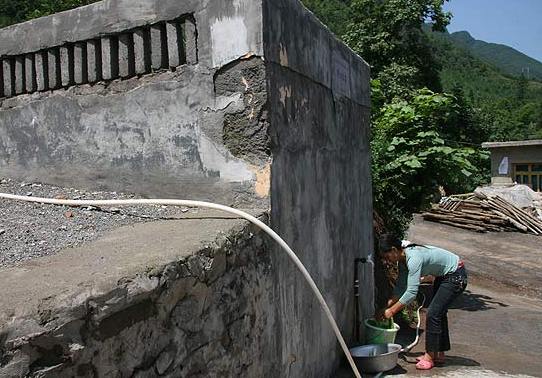 Liu Meiqin turned on the tap of a 30-cubic-meter cistern and began to wash vegetables in a bucket. [Jiao Meng]