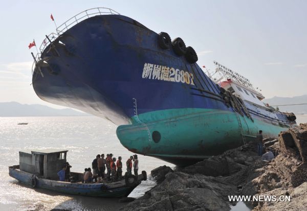 Photo taken on Aug. 7, 2011 shows a stranded ship in Damaiyu sea area in Taizhou, east China's Zhejiang Province. A fishing vessel with about 50 meters in length took the ground around 1:30 a.m. Sunday. All the nine crew members have been rescued. 