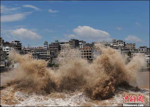 Huge waves strike at a port in Shandong Province, on Sunday. Typhoon Muifa, the ninth typhoon to hit China this year, is weakening as it moves north along the country's affluent and densely populated eastern coastline.