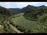 Located in Miyun, Beijing, Baihe River Valley is one of the most developed rock-climbing areas near Beijing, with as many as 45 established sport and traditional routes. The main climbing area is adjacent to a sandy beach near the river, which makes it a perfect place for camping. [shiningfd/bbs.fengniao]