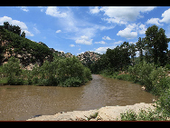 Located in Miyun, Beijing, Baihe River Valley is one of the most developed rock-climbing areas near Beijing, with as many as 45 established sport and traditional routes. The main climbing area is adjacent to a sandy beach near the river, which makes it a perfect place for camping. [shiningfd/bbs.fengniao]