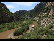 Located in Miyun, Beijing, Baihe River Valley is one of the most developed rock-climbing areas near Beijing, with as many as 45 established sport and traditional routes. The main climbing area is adjacent to a sandy beach near the river, which makes it a perfect place for camping. [shiningfd/bbs.fengniao]