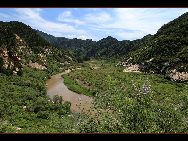 Located in Miyun, Beijing, Baihe River Valley is one of the most developed rock-climbing areas near Beijing, with as many as 45 established sport and traditional routes. The main climbing area is adjacent to a sandy beach near the river, which makes it a perfect place for camping. [shiningfd/bbs.fengniao]