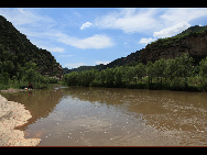 Located in Miyun, Beijing, Baihe River Valley is one of the most developed rock-climbing areas near Beijing, with as many as 45 established sport and traditional routes. The main climbing area is adjacent to a sandy beach near the river, which makes it a perfect place for camping. [shiningfd/bbs.fengniao]