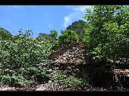 Located in Miyun, Beijing, Baihe River Valley is one of the most developed rock-climbing areas near Beijing, with as many as 45 established sport and traditional routes. The main climbing area is adjacent to a sandy beach near the river, which makes it a perfect place for camping. [shiningfd/bbs.fengniao]