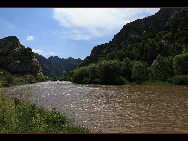 Located in Miyun, Beijing, Baihe River Valley is one of the most developed rock-climbing areas near Beijing, with as many as 45 established sport and traditional routes. The main climbing area is adjacent to a sandy beach near the river, which makes it a perfect place for camping. [shiningfd/bbs.fengniao]