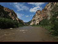 Located in Miyun, Beijing, Baihe River Valley is one of the most developed rock-climbing areas near Beijing, with as many as 45 established sport and traditional routes. The main climbing area is adjacent to a sandy beach near the river, which makes it a perfect place for camping. [shiningfd/bbs.fengniao]