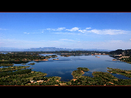 Located in Miyun, Beijing, Baihe River Valley is one of the most developed rock-climbing areas near Beijing, with as many as 45 established sport and traditional routes. The main climbing area is adjacent to a sandy beach near the river, which makes it a perfect place for camping. [shiningfd/bbs.fengniao]