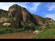 Located in Miyun, Beijing, Baihe River Valley is one of the most developed rock-climbing areas near Beijing, with as many as 45 established sport and traditional routes. The main climbing area is adjacent to a sandy beach near the river, which makes it a perfect place for camping. [shiningfd/bbs.fengniao]