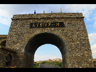 Laoniuwan Valley is considered one of the most beautiful valleys in China because it is the place where China's two greatest symbols – the Great Wall and the Yellow River - meet. At certain vantage points, people can see the wall reflected on the Yellow River's surface. The local cave houses are also worth visiting.[hquguorui/bbs.fengniao]
