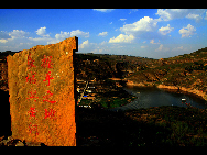 Laoniuwan Valley is considered one of the most beautiful valleys in China because it is the place where China's two greatest symbols – the Great Wall and the Yellow River - meet. At certain vantage points, people can see the wall reflected on the Yellow River's surface. The local cave houses are also worth visiting.[hquguorui/bbs.fengniao]