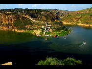 Laoniuwan Valley is considered one of the most beautiful valleys in China because it is the place where China's two greatest symbols – the Great Wall and the Yellow River - meet. At certain vantage points, people can see the wall reflected on the Yellow River's surface. The local cave houses are also worth visiting.[hquguorui/bbs.fengniao]