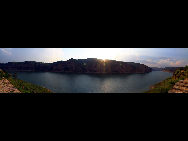 Laoniuwan Valley is considered one of the most beautiful valleys in China because it is the place where China's two greatest symbols – the Great Wall and the Yellow River - meet. At certain vantage points, people can see the wall reflected on the Yellow River's surface. The local cave houses are also worth visiting.[hquguorui/bbs.fengniao]