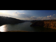 Laoniuwan Valley is considered one of the most beautiful valleys in China because it is the place where China's two greatest symbols – the Great Wall and the Yellow River - meet. At certain vantage points, people can see the wall reflected on the Yellow River's surface. The local cave houses are also worth visiting.[hquguorui/bbs.fengniao]