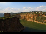 Laoniuwan Valley is considered one of the most beautiful valleys in China because it is the place where China's two greatest symbols – the Great Wall and the Yellow River - meet. At certain vantage points, people can see the wall reflected on the Yellow River's surface. The local cave houses are also worth visiting.[hquguorui/bbs.fengniao]