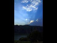 Laoniuwan Valley is considered one of the most beautiful valleys in China because it is the place where China's two greatest symbols – the Great Wall and the Yellow River - meet. At certain vantage points, people can see the wall reflected on the Yellow River's surface. The local cave houses are also worth visiting.[hquguorui/bbs.fengniao]