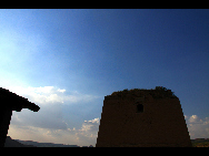 Laoniuwan Valley is considered one of the most beautiful valleys in China because it is the place where China's two greatest symbols – the Great Wall and the Yellow River - meet. At certain vantage points, people can see the wall reflected on the Yellow River's surface. The local cave houses are also worth visiting.[hquguorui/bbs.fengniao]