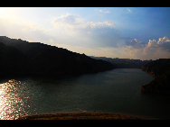 Laoniuwan Valley is considered one of the most beautiful valleys in China because it is the place where China's two greatest symbols – the Great Wall and the Yellow River - meet. At certain vantage points, people can see the wall reflected on the Yellow River's surface. The local cave houses are also worth visiting.[hquguorui/bbs.fengniao]