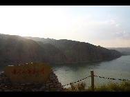 Laoniuwan Valley is considered one of the most beautiful valleys in China because it is the place where China's two greatest symbols – the Great Wall and the Yellow River - meet. At certain vantage points, people can see the wall reflected on the Yellow River's surface. The local cave houses are also worth visiting.[hquguorui/bbs.fengniao]