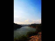 Laoniuwan Valley is considered one of the most beautiful valleys in China because it is the place where China's two greatest symbols – the Great Wall and the Yellow River - meet. At certain vantage points, people can see the wall reflected on the Yellow River's surface. The local cave houses are also worth visiting.[hquguorui/bbs.fengniao]