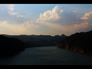 Laoniuwan Valley is considered one of the most beautiful valleys in China because it is the place where China's two greatest symbols – the Great Wall and the Yellow River - meet. At certain vantage points, people can see the wall reflected on the Yellow River's surface. The local cave houses are also worth visiting.[hquguorui/bbs.fengniao]