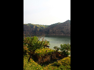 Laoniuwan Valley is considered one of the most beautiful valleys in China because it is the place where China's two greatest symbols – the Great Wall and the Yellow River - meet. At certain vantage points, people can see the wall reflected on the Yellow River's surface. The local cave houses are also worth visiting.[hquguorui/bbs.fengniao]
