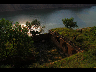 Laoniuwan Valley is considered one of the most beautiful valleys in China because it is the place where China's two greatest symbols – the Great Wall and the Yellow River - meet. At certain vantage points, people can see the wall reflected on the Yellow River's surface. The local cave houses are also worth visiting.[hquguorui/bbs.fengniao]