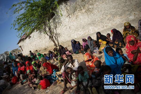 Displaced refugees wait for aid outside a temporary medical facility in Somali capital of Mogadishu, July 16, 2011. [Xinhua]